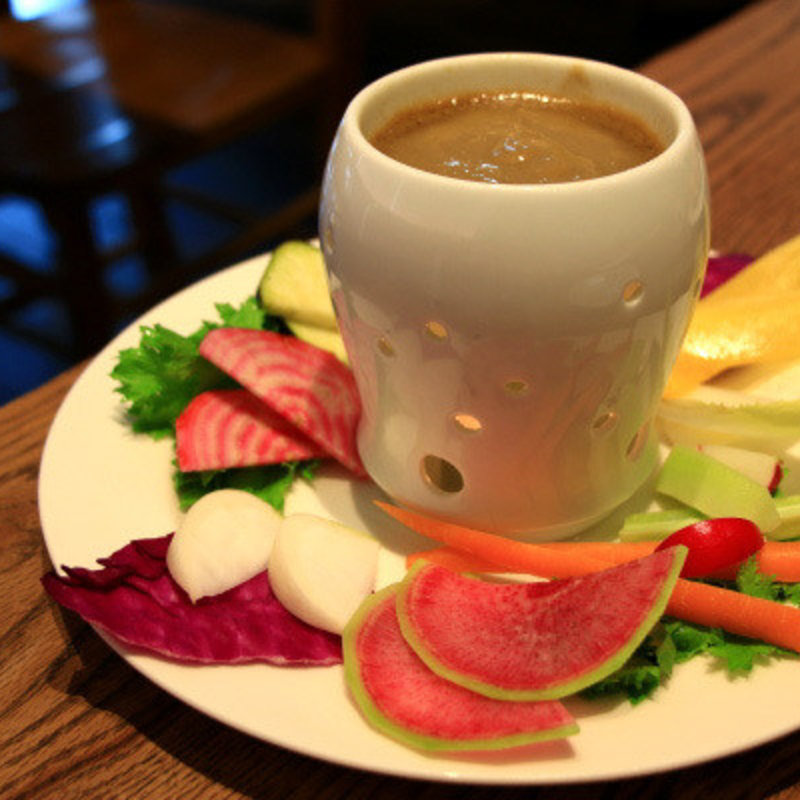 まろやかな青森産ニンニクを使用したバーニャカウダ(マーノ エ マーノ (mano-e-mano))