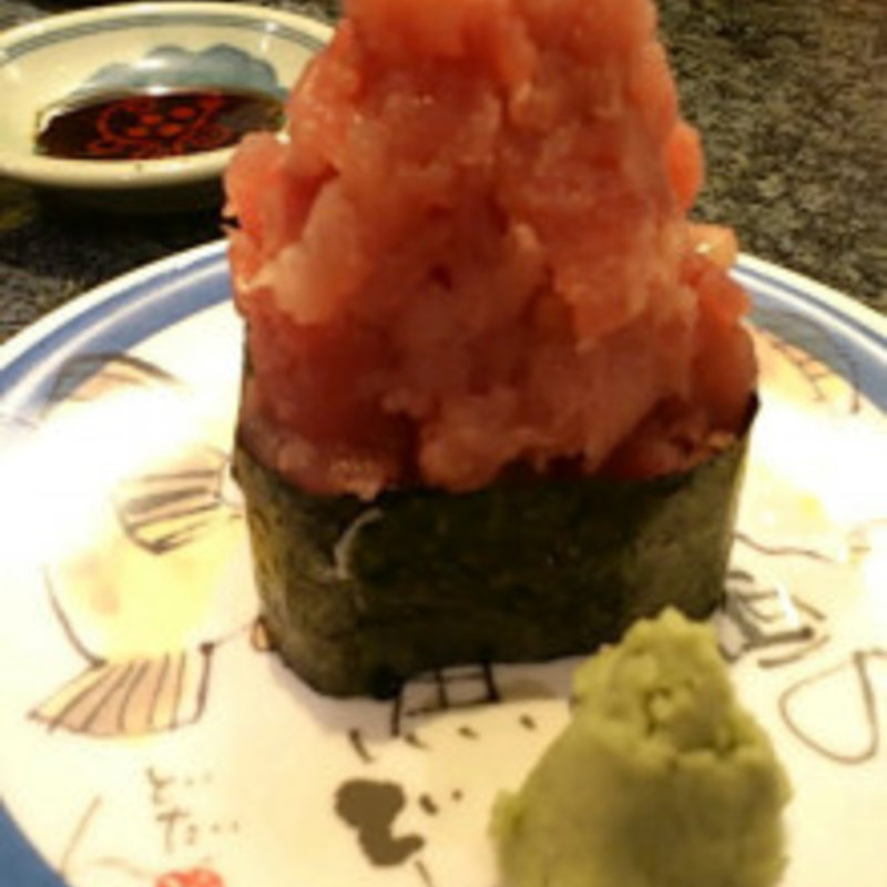 山盛りマグロ中落ち軍艦(まぐろ問屋　めぐみ水産 川崎ダイス店)