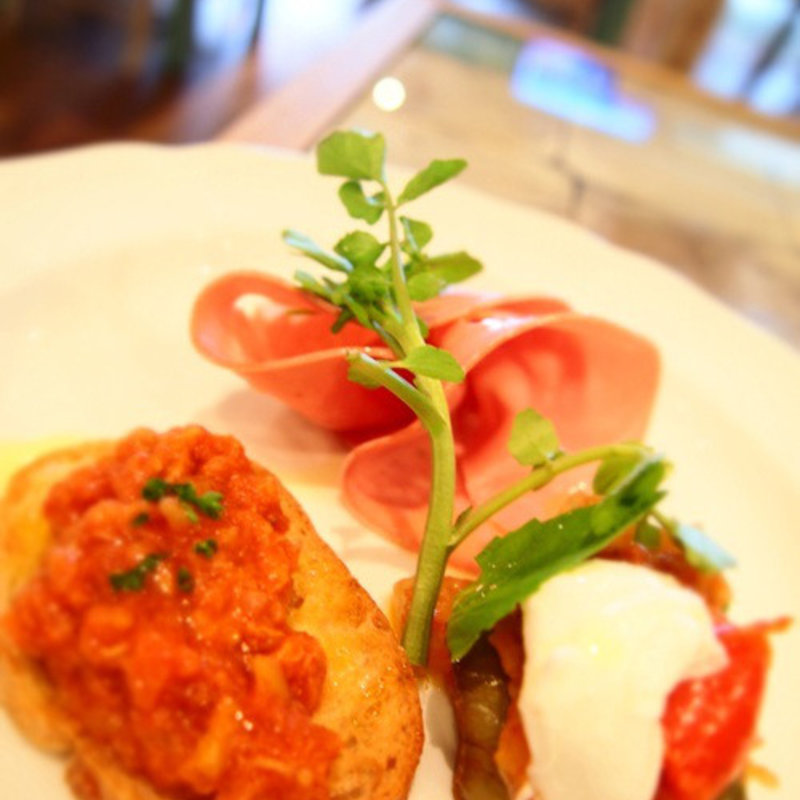 自家製全粒粉パンのオープンサンドたっぷり夏野菜とベーコン(マザー アース カフェ （Mother earth cafe）)