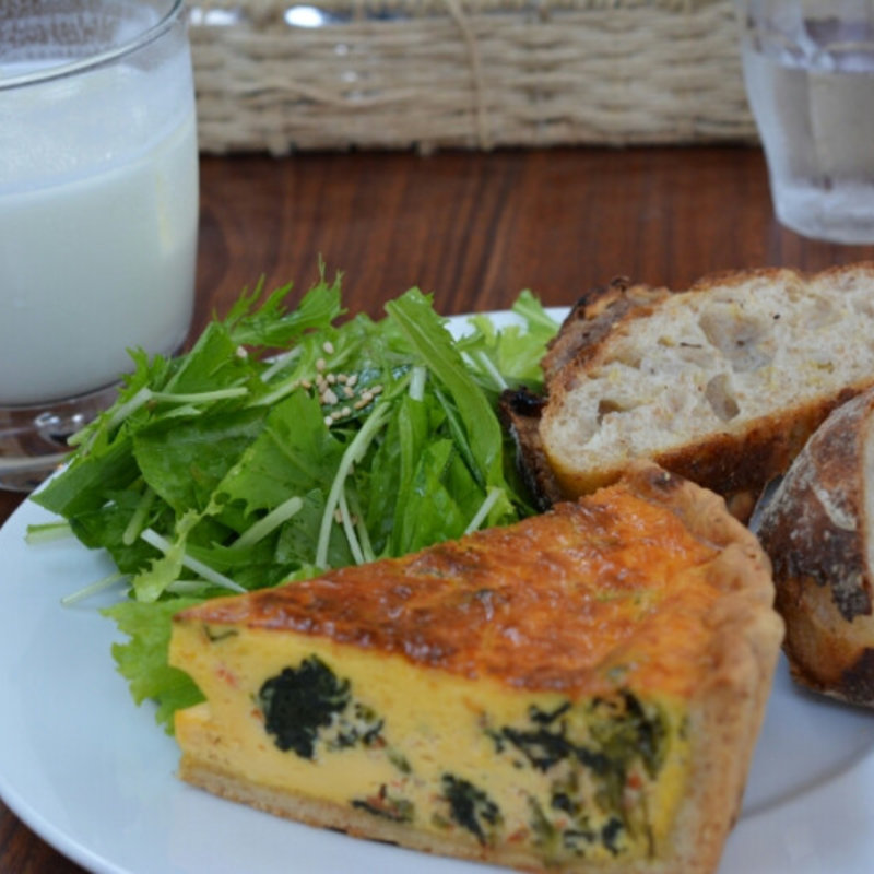 リコッタチーズのキッシュ、パンのセット(まちのパーラー)