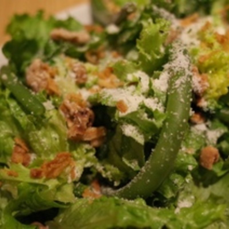 チーズとナッツがたっぷりのグリーンサラダ(マドラグ 神楽坂店)