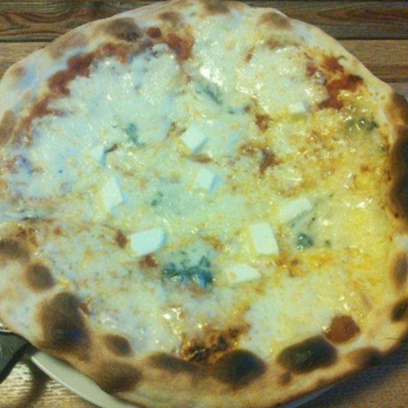 4種のチーズピザ(ピッツァ マミーサ)