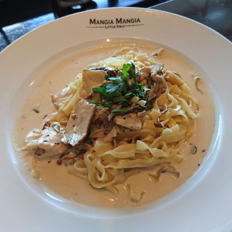 ポルチーニと若鶏のクリームソース フェットチーネ(マンジャ マンジャ 横浜ランドマークタワー店 （MANGIA MANGIA ）)