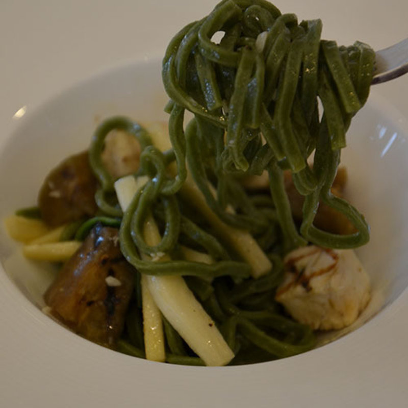 カジキ鮪のプッタネスカ　～ ホウレン草を練り込んだ生タリオリーニ ～(リストランテ マンジャーレ ウォーターエッジ YOKOHAMA)