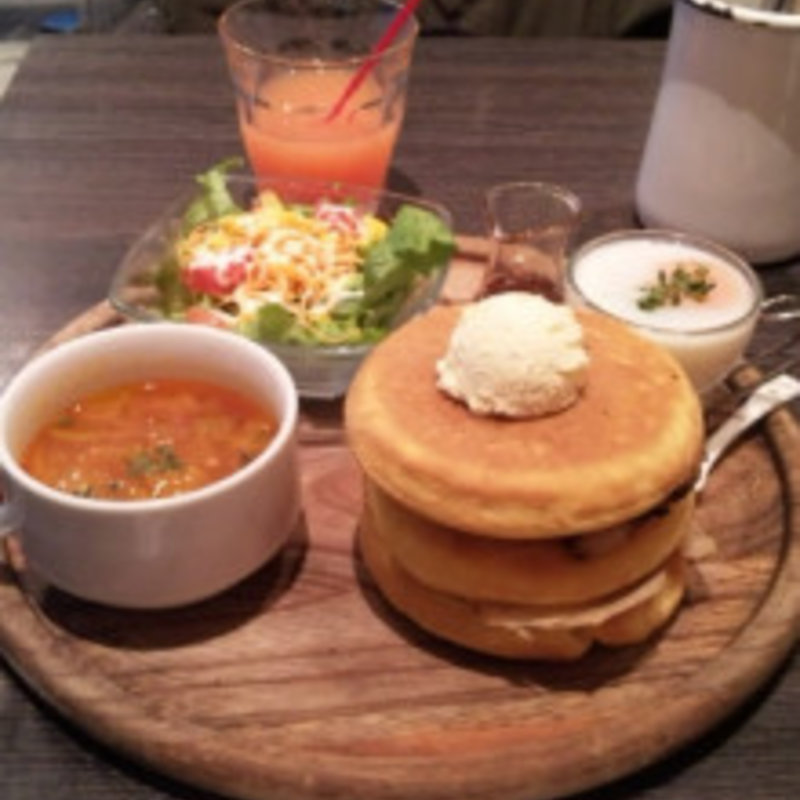 パンケーキ＆エッグスラット ～自家製ロースハムのグリルとメープルシロップ添え～ ランチフリードリンク付き(ミクロコスモス （MICROCOSMOS）)