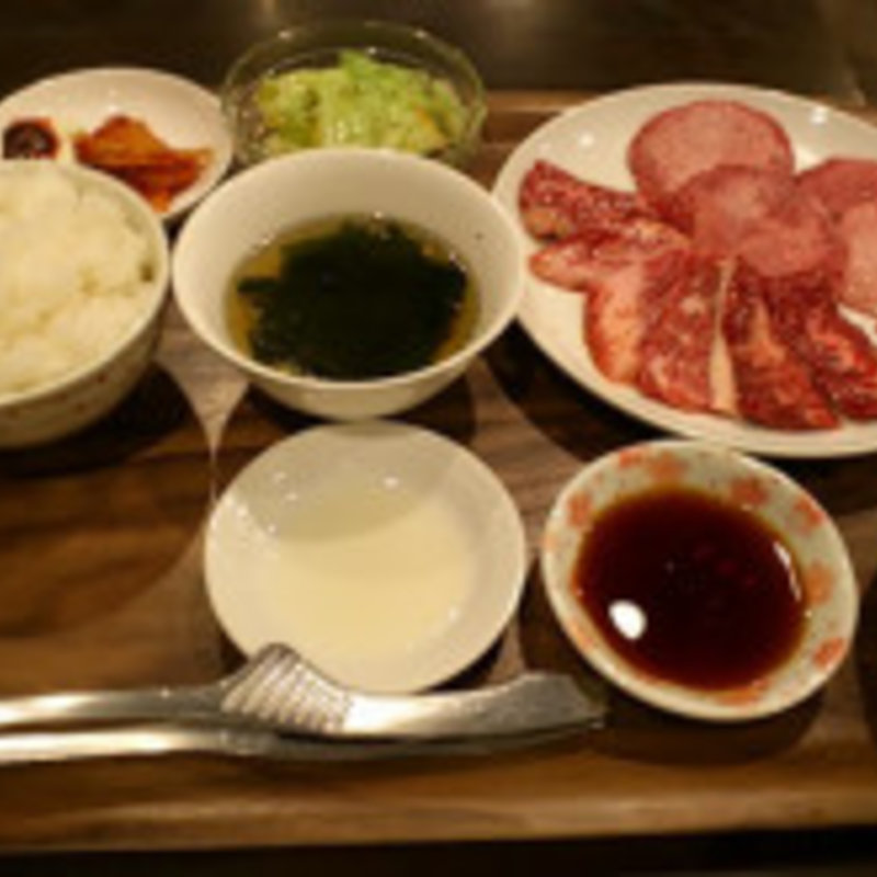 お昼に楽しむ本格炭火焼肉充実した内容の『欲張り定食』（税込み)(みつやま )