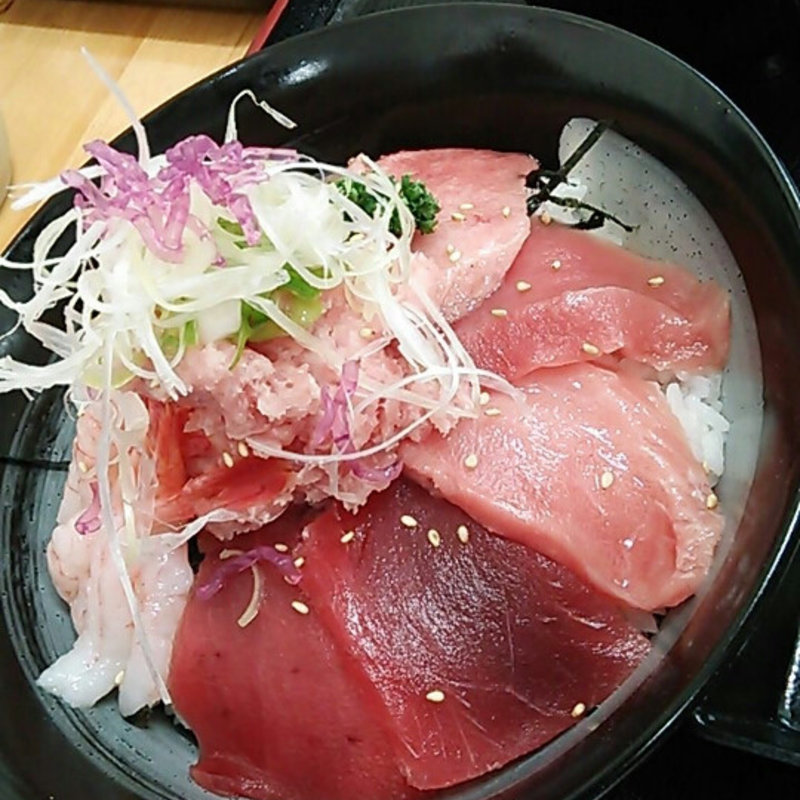 海鮮みんな丼(みなと市場 小松鮪専門店 （コマツマグロセンモンテン）)