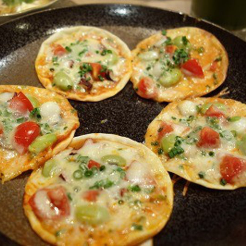 タコと枝豆の餃子皮のピザ(みゆき乃)