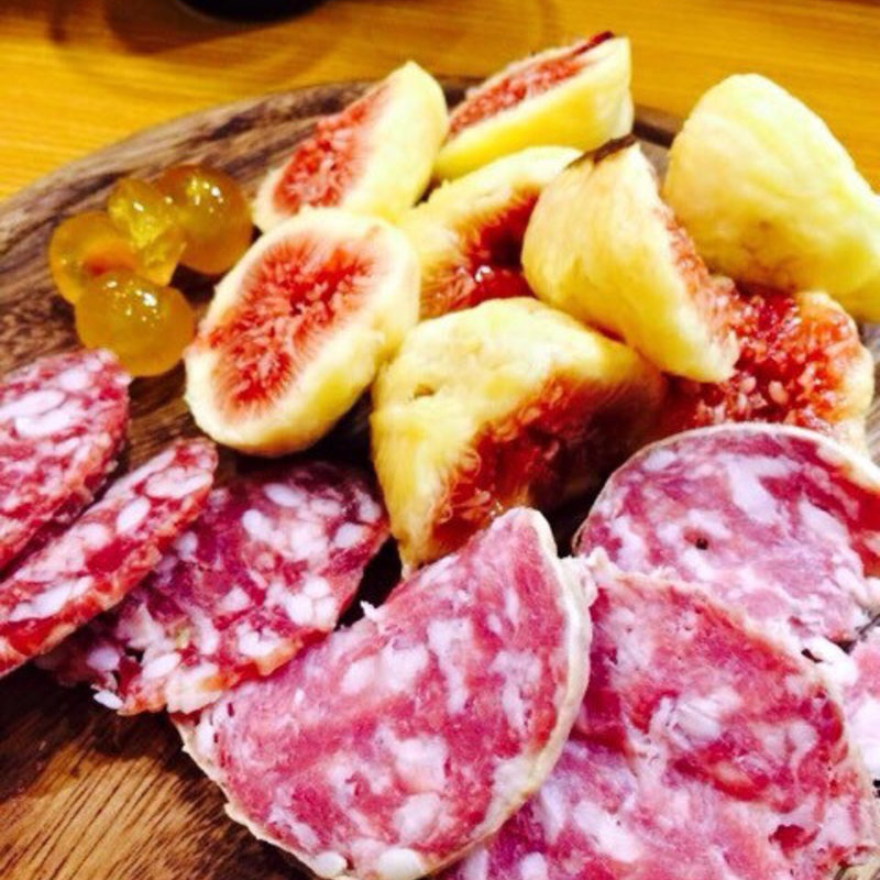 イチジクとサラミの盛り合わせ(メゼババ )