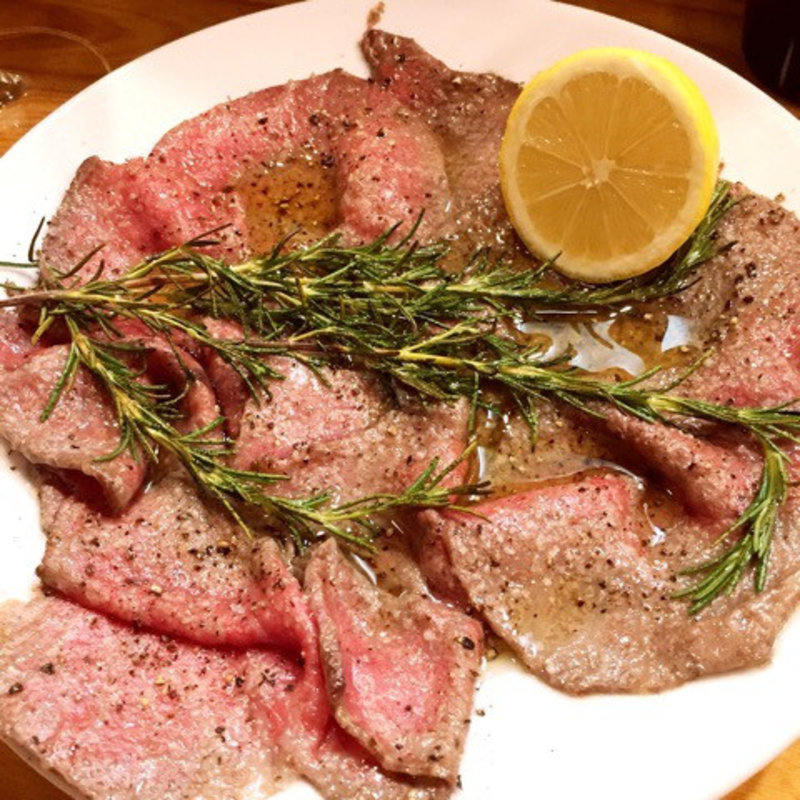 ローズマリーの香りの効いた和牛の皿焼き(メゼババ )