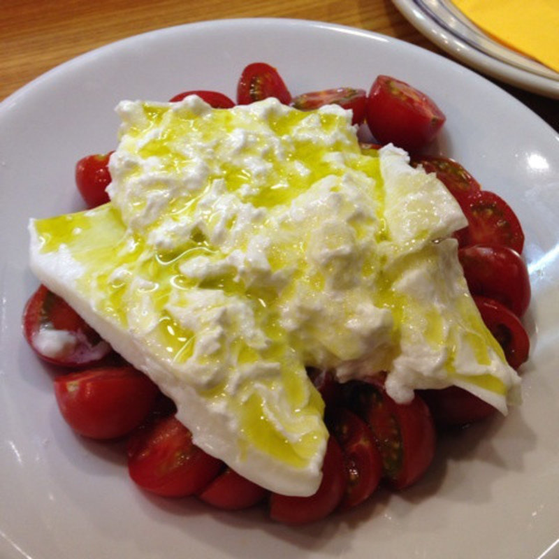 甘くてフルーティで美味しいプチトマトにブッラータというフレッシュチーズ(メゼババ )