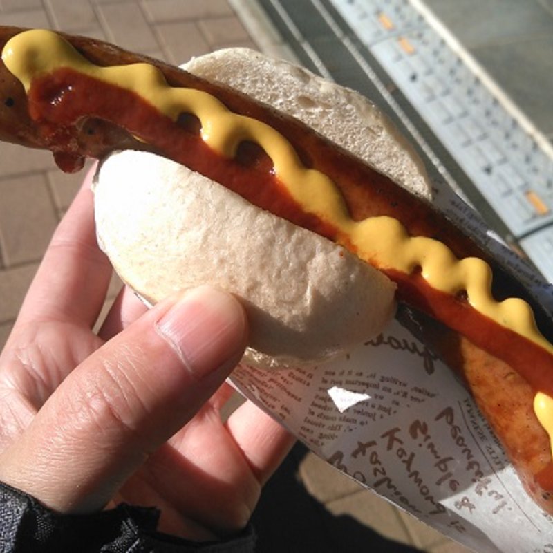 パンからはみ出すソーセージ(服部牧場アイスクリーム工房「カサリンガ」 )