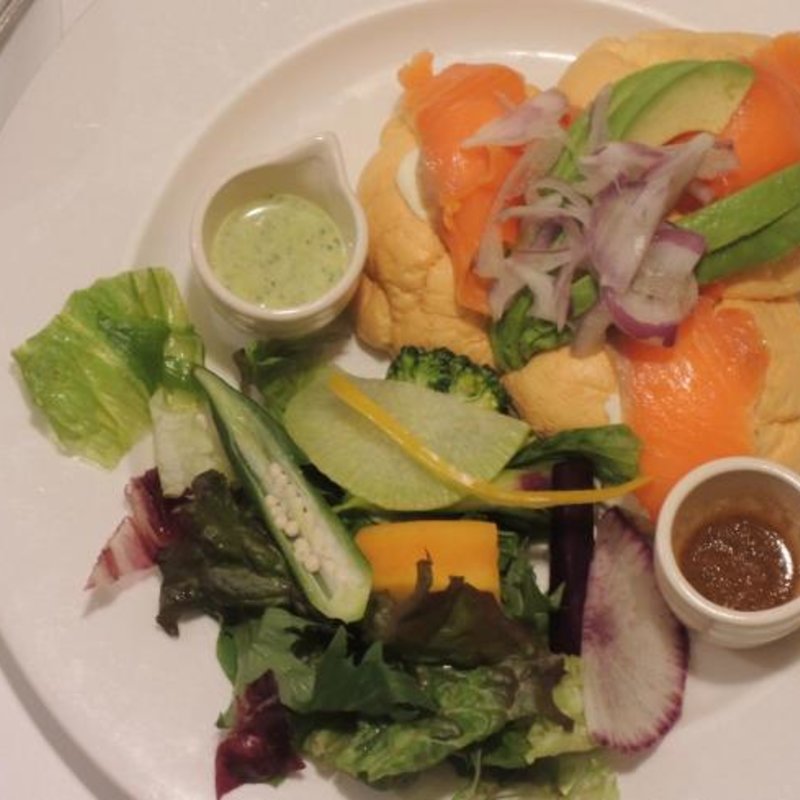 スモークサーモンとアボカドのパンケーキ(メルカート デ サッポロ)