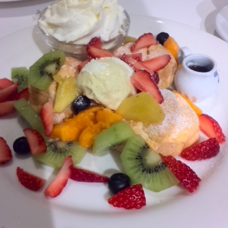 たっぷりフルーツのメープルパンケーキ(メルカート デ サッポロ)