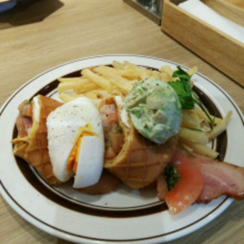 ベーコンとアボカドとお野菜を包んだワッフルパンケーキ(メロウ ブラウン コーヒー イオンモール京都桂川店 （MELLOW BROWN COFFEE）)