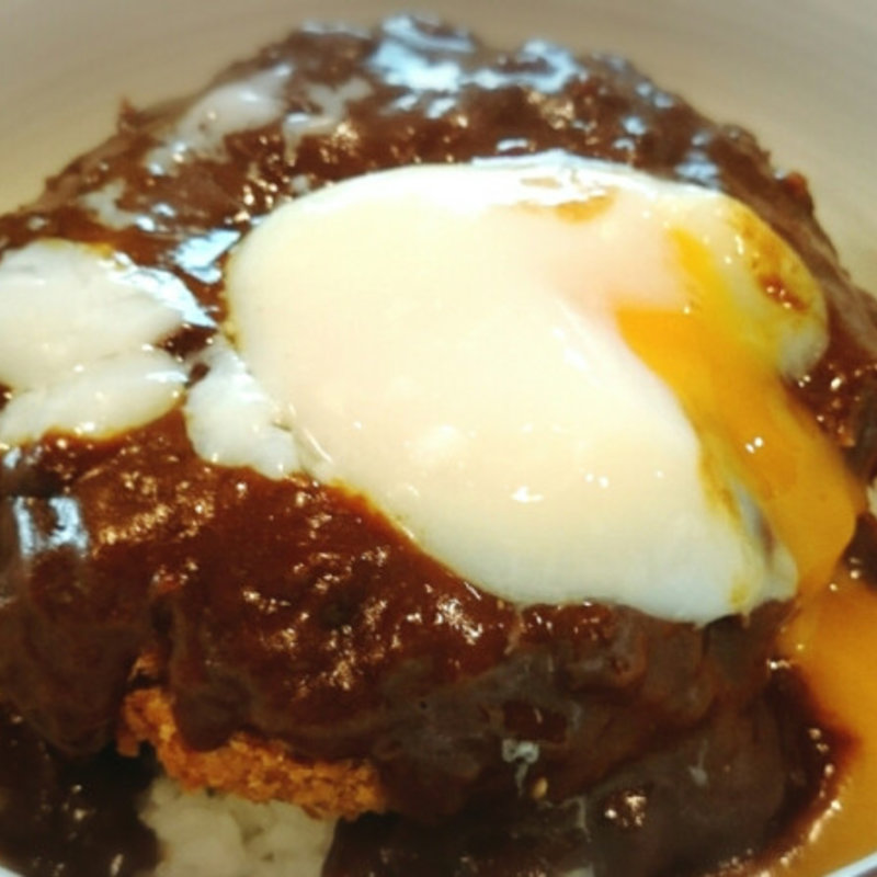メンチカツにカレー、半熟玉子トッピング(メンチケン)