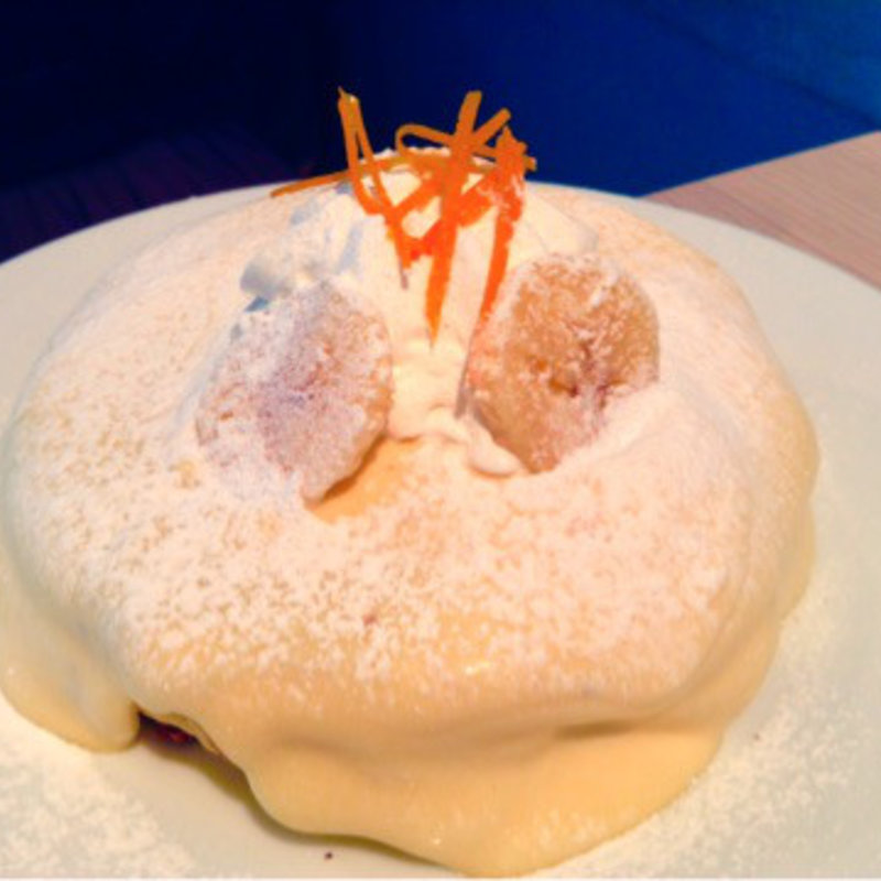 バナナパンケーキ リリコイソース掛け(モケス ブレッドアンドブレックファースト 中目黒店 （Moke's Bread & Breakfast）)