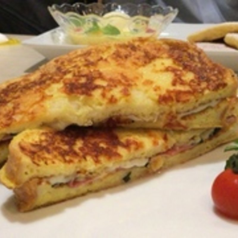 モッツァレラチーズ＆生ハムフレンチトーストサンド(モケス ブレッドアンドブレックファースト 中目黒店 （Moke's Bread & Breakfast）)