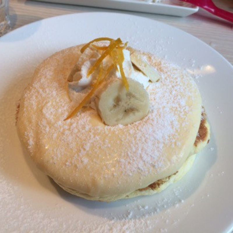 バナナパンケーキ、リリコイソースがけ(モケス ブレッドアンドブレックファースト 中目黒店)