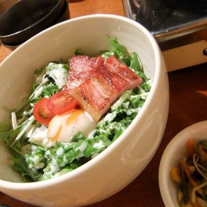 厚切りベーコン温玉サラダ(もつダイニング　ＢＯＫＵＮＯＳＯＲＡ)