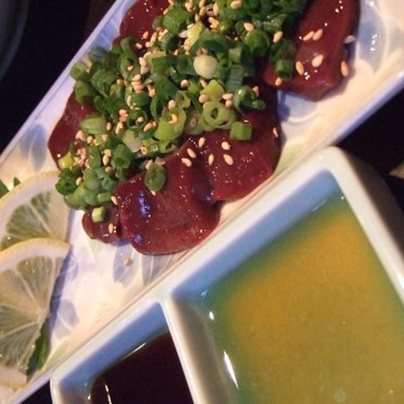 和牛レバー刺し(もつ鍋　まるみや)