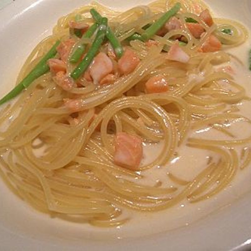 サーモンとアスパラのクリームソース(モルトヴォーノ／博多都ホテル)