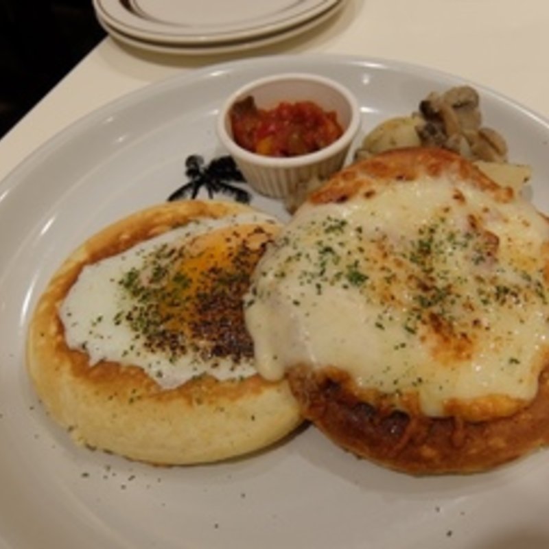 ベーコンエッグ&チーズのパンケーキプレート(モロコバー )