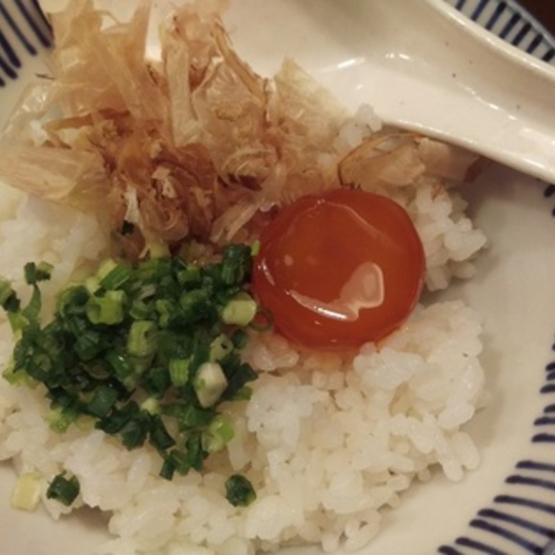 たまごで食べるたまごかけご飯(やきとり家 すみれ 高田馬場店)