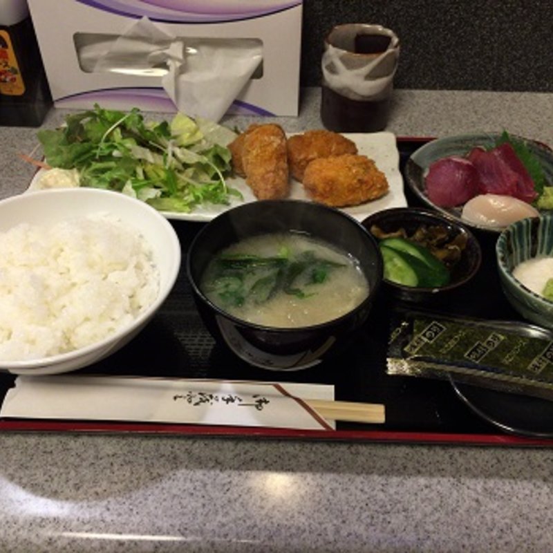カキフライと刺身盛りの定食(やまお)