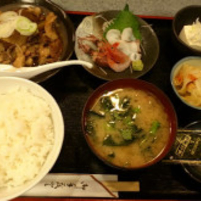 牛すじ煮込＋刺身2点定食(やまお)