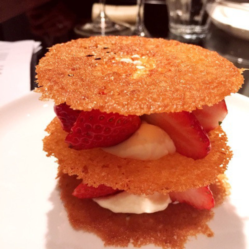 イチゴを使ったケーキ仕立てのデセール(ユーゴ・デノワイエ 恵比寿店 （HUGO DESNOYER）)