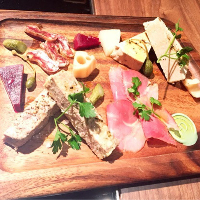 豚のリエット、パテドカンパーニュ、ソシソンセックに生ハム(ユーゴ・デノワイエ 恵比寿店 （HUGO DESNOYER）)