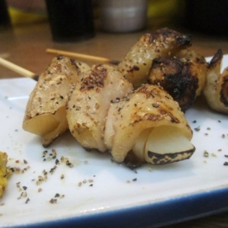 ニンニク鶏皮巻(よあけ食堂)