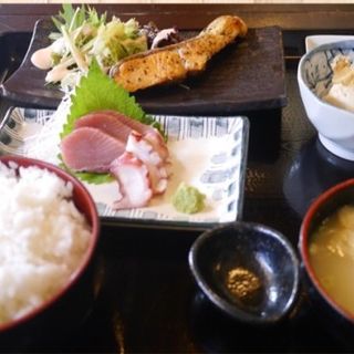秋鮭バター焼とミニお造り定食(ヨコスカシェル)