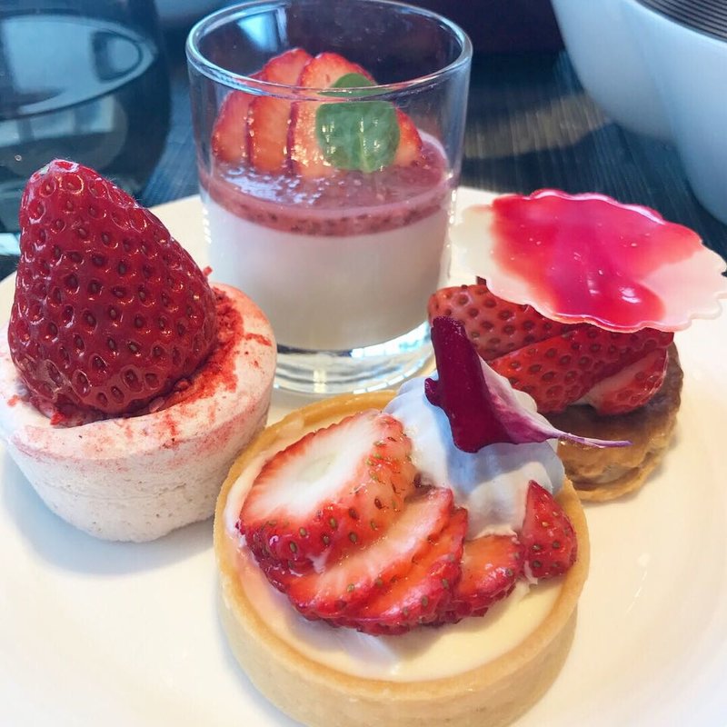 苺のアフタヌーンティー(40スカイバー＆ラウンジ)