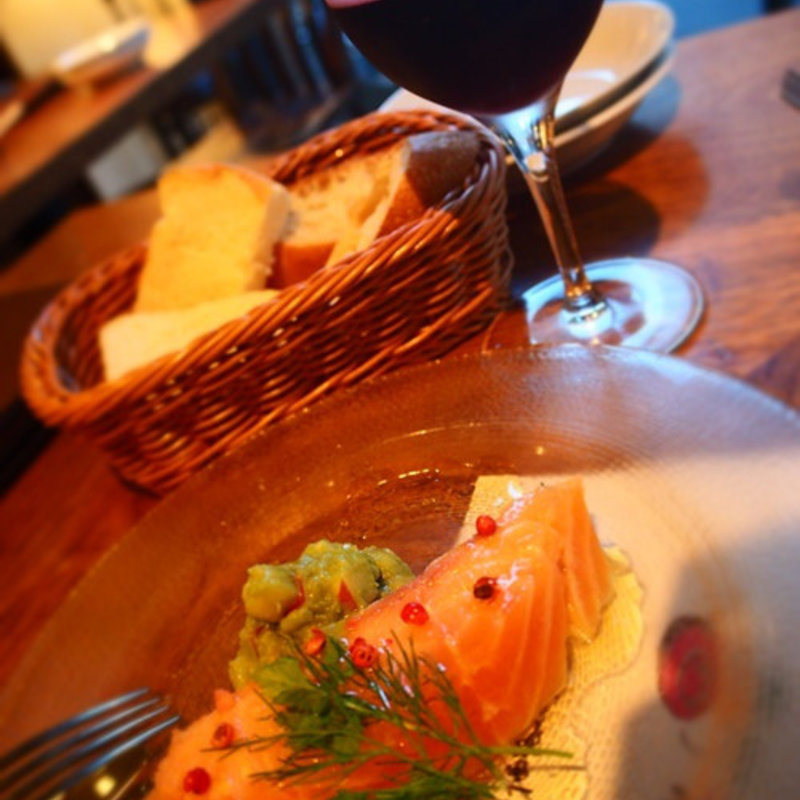 ノルウエー産サーモンのミキュイ アボカド林檎のタルタル添え(ラ ココリコ 上野本店)