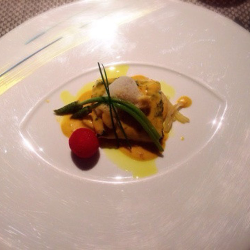 国産活平目　海藻バターを塗りしっとりと蒸し焼きにし、サフランの香るコック貝のナージュ、フヌイユのコンフィーと共に(ラ ターブル ドゥ ジョエル・ロブション)