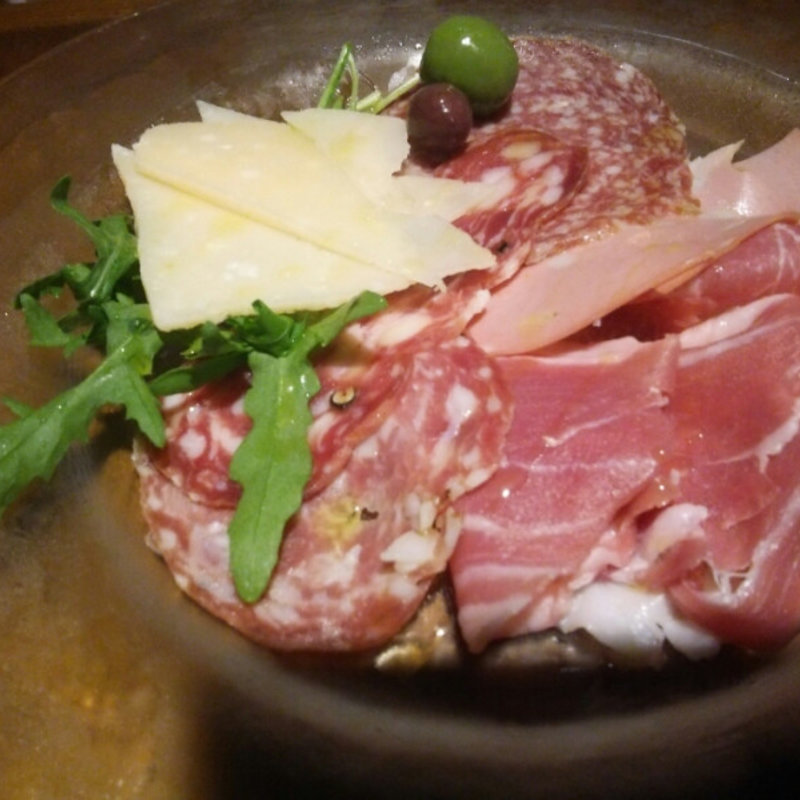 世界一こだわって作ったイタリア直送水牛モッツァレラ“トレッチェ”とトマトバジリコサラダ カプレーゼDOK最高級生ハムサンダニエーレとサラミ(ラ ブォナ ヴィータ （LA BUONA VITA）)