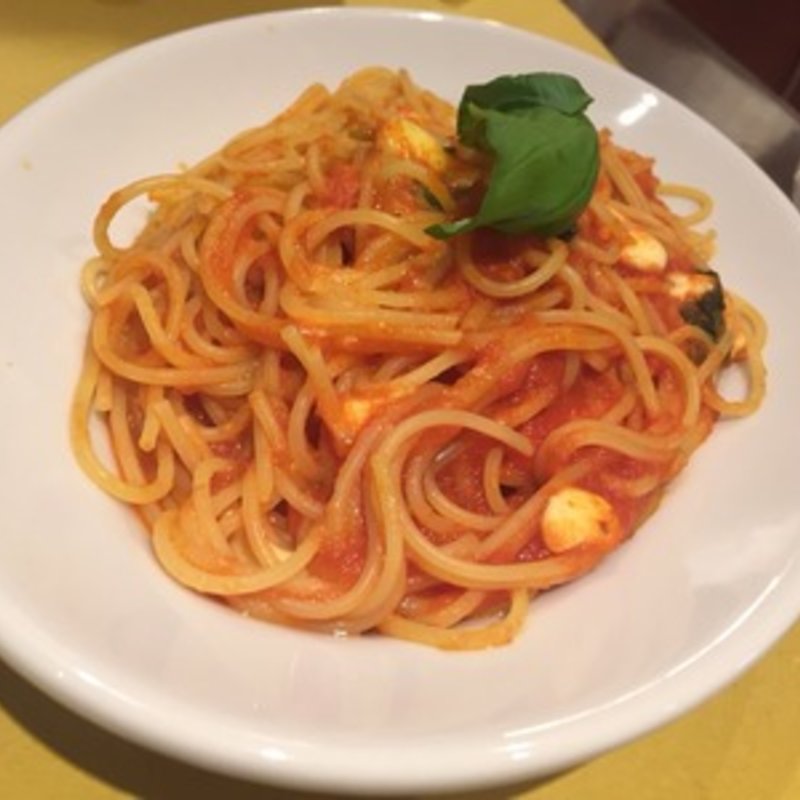 トマトとモッツァレラチーズとバジル(ラ・ヴォーリァマッタ 荻窪店)