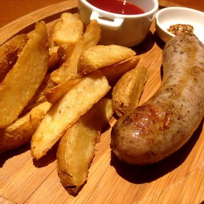 ソーセージとフライドポテト(ラ・カルネ )