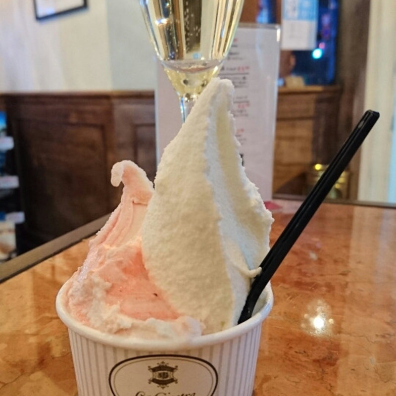 プレミアムな【いちごのタルト】とノーマルの【ローマ法皇の塩】＋【スプマンテ】の組み合わせ(ラ・ジョストラ ジェラテリア)