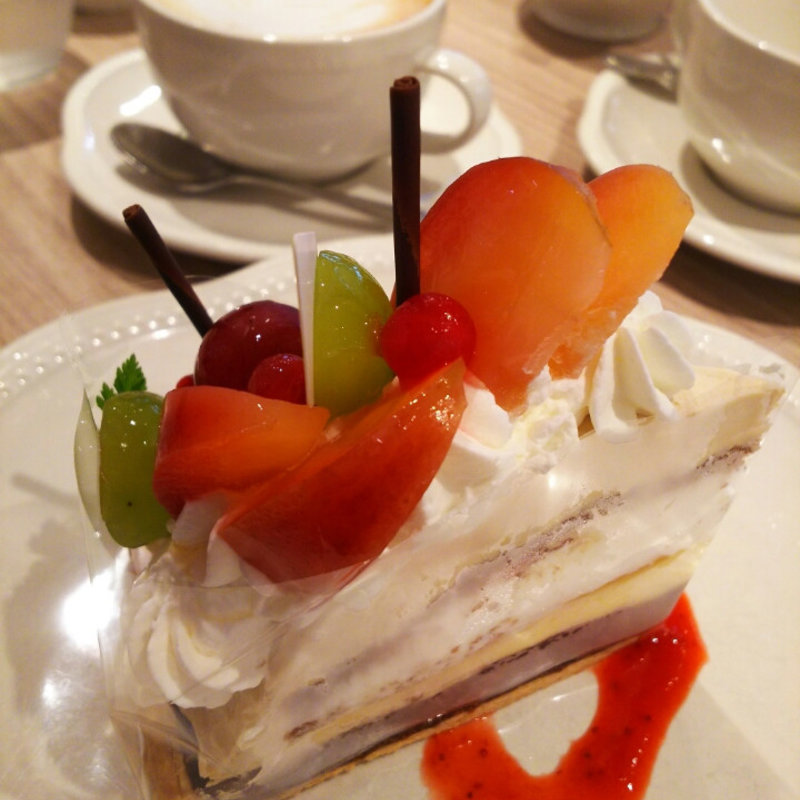 秋映りんごとシャインマスカットのミルクティータルト(ラ・メゾン アンソレイユターブル ルミネ横浜店)