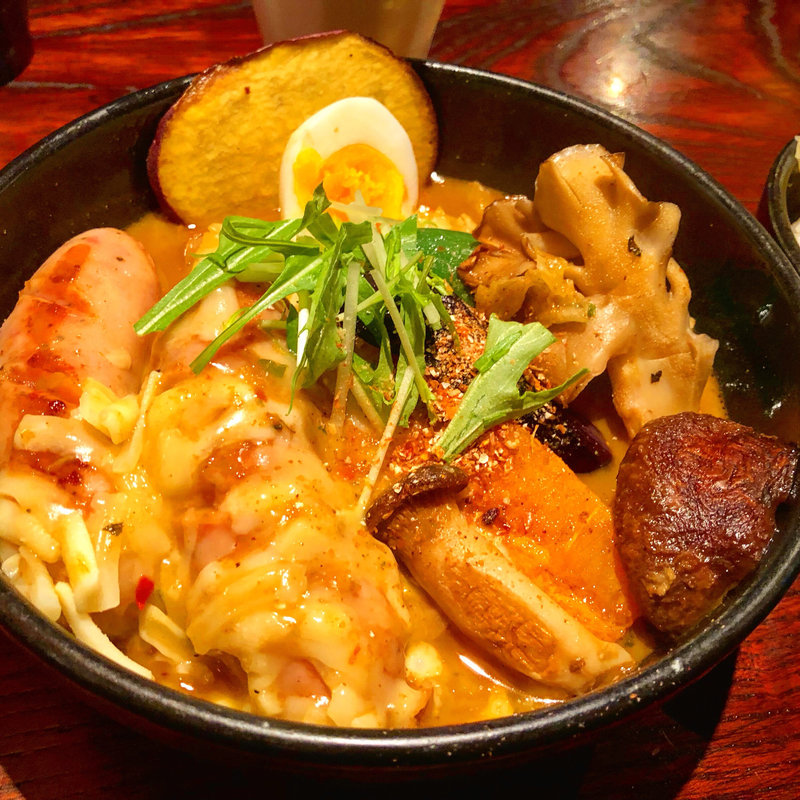 ソーセージとお野菜いっぱいチーズトッピングエビで取ったスープ(スープカレー奥芝商店 駅前創成寺)