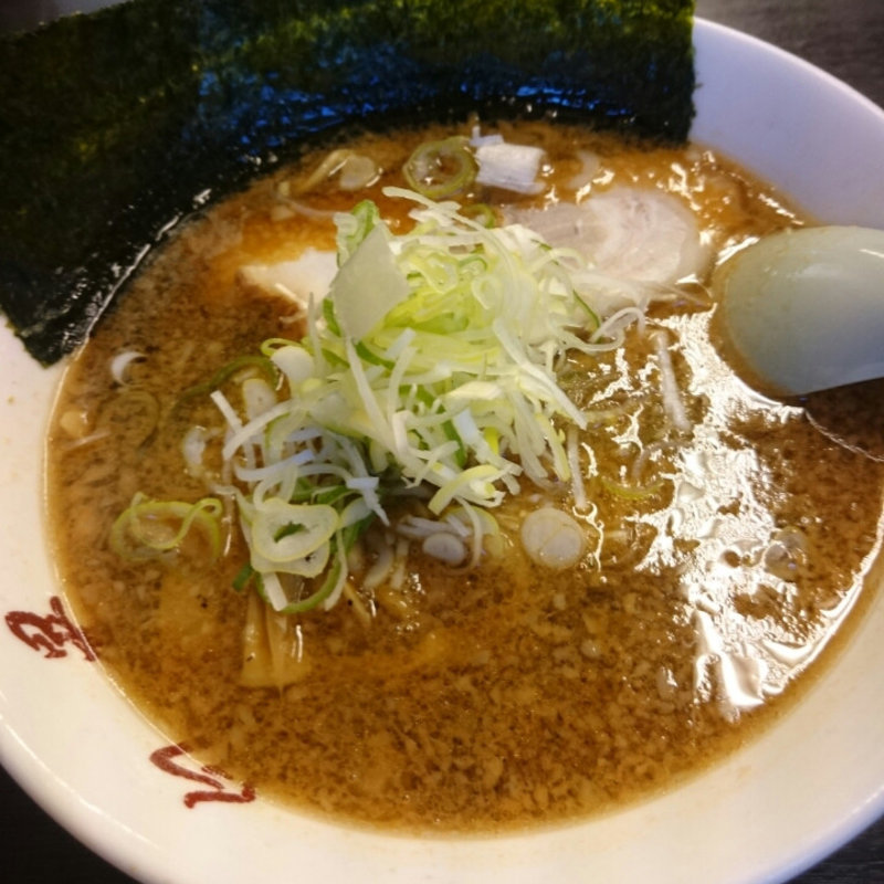 醤油ラーメン(無料の背脂トッピング)(ラーメンの白晃 （はっこう）)