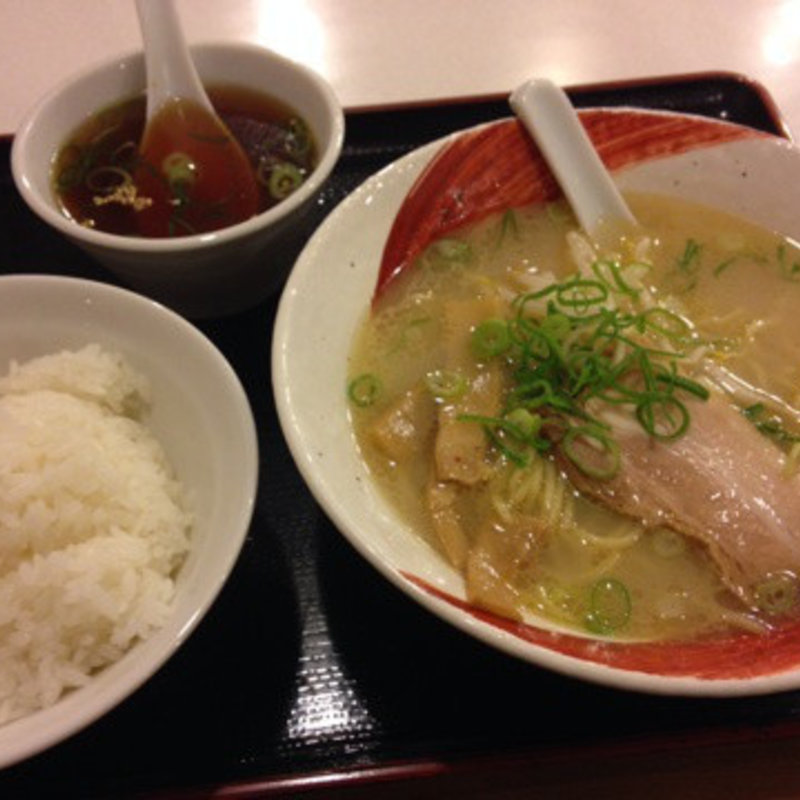 塩ラーハーフとライスとスープ(らーめんファミリー津山店)