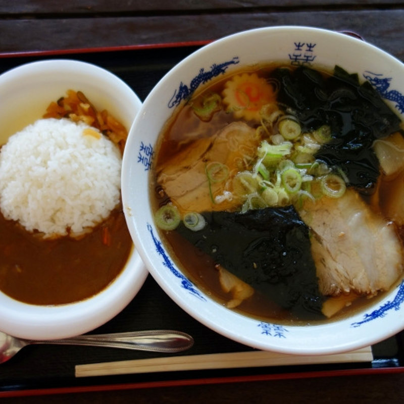 ラーメンと半カレーのセット(らーめんふらり )