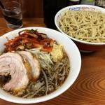 ブタ入りラーメン（ニンニク、ヤサイ）＋タマネギキムチ