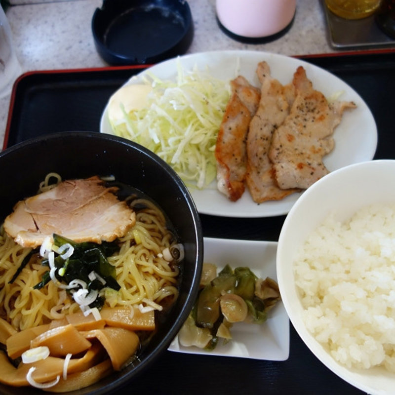 冷しラーメンと豚ロース焼き半ライス(らーめん矢)