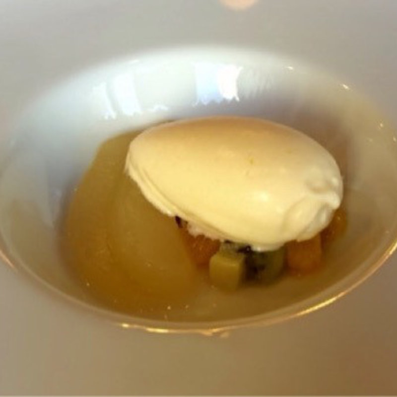 梨のコンポートとブランマンジェ(レストラン ラ・シュミネ)