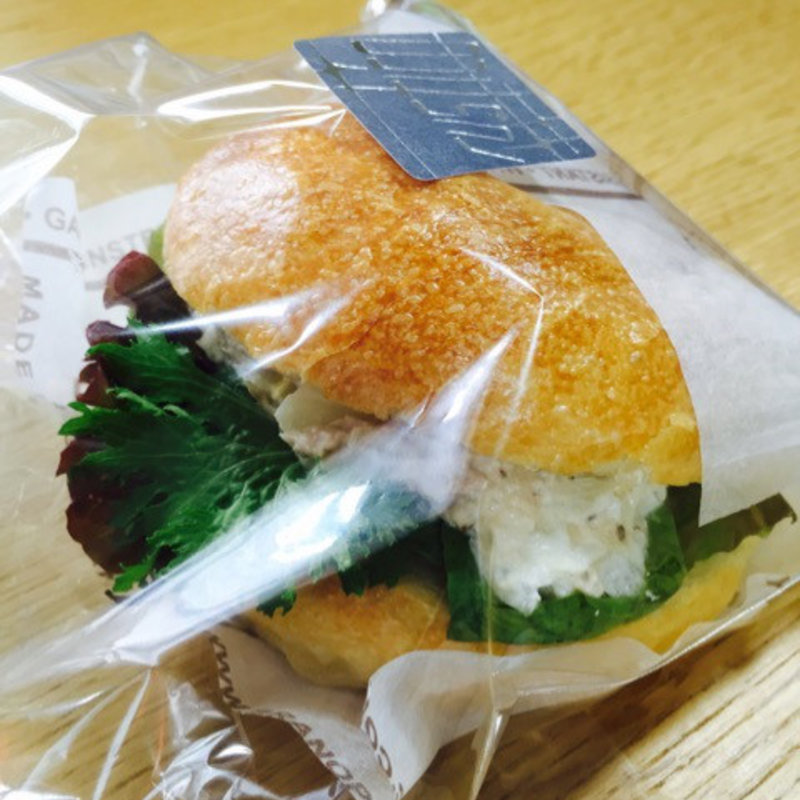 ツナとオニオンのベーグルサンド(ラスティコ )